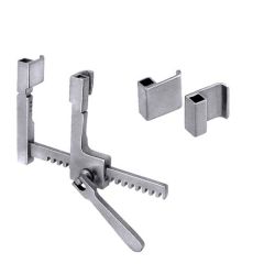 Struck retractor blade