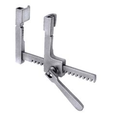 Struck retractor blade