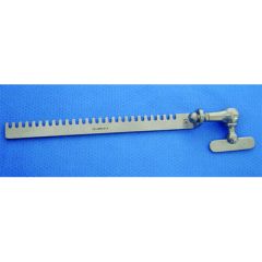 Iron intern retractor blade